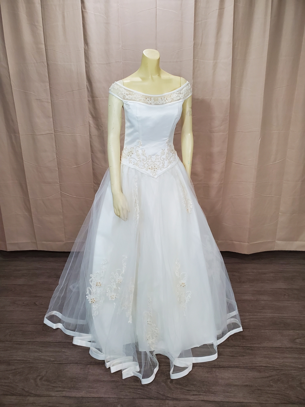 Off-the-Shoulder White Wedding Dress with Lace Appliqué